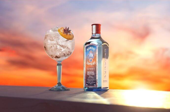 BOMBAY SAPPHIRE SUNSET GIN butelka z kieliszkiem na tla nieba
